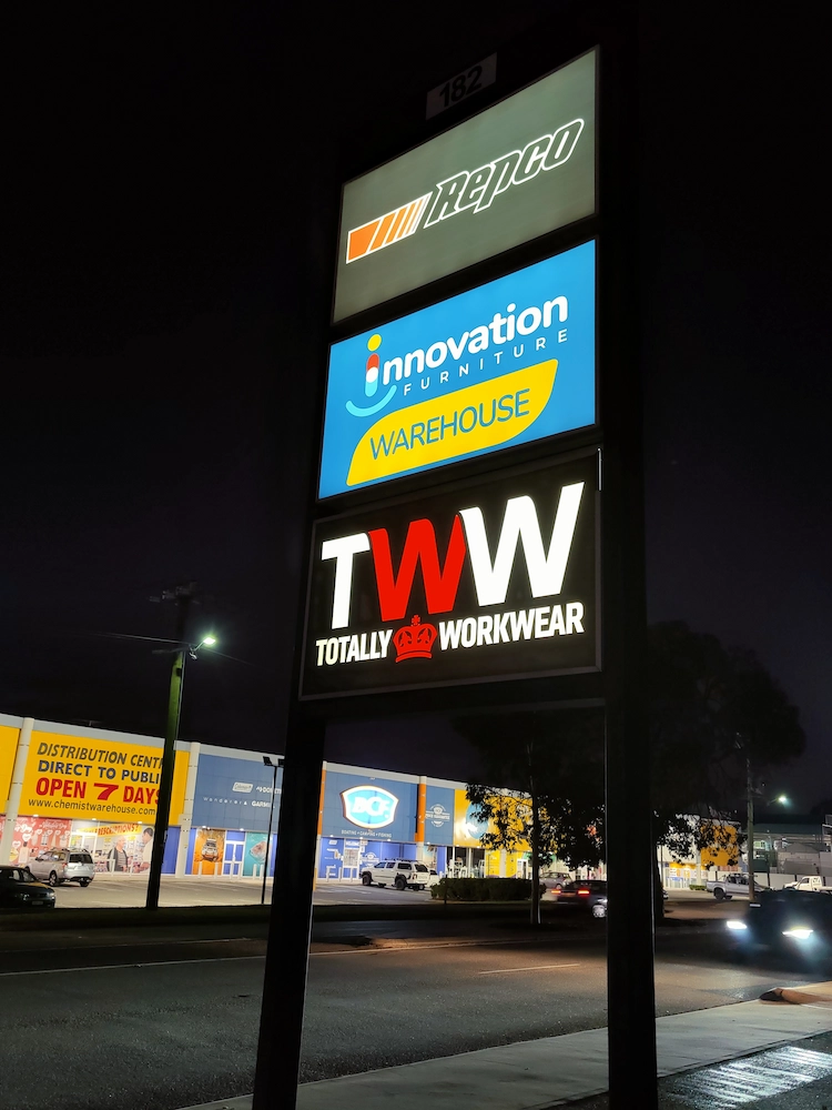 Freestanding commercial pylon sign and projecting double-sided blade signage